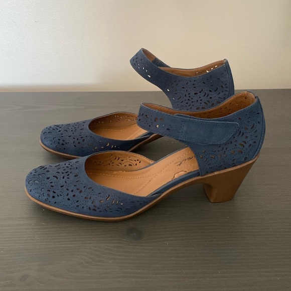 Easy Spirit Cindie Mary Jane Pump Laser Cut Out Leather Heels Size 8.5 N - Picture 1 of 9